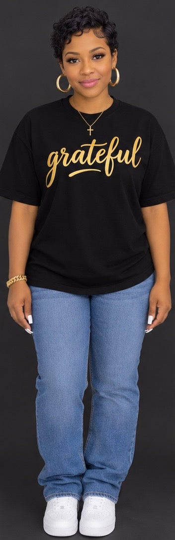 100% Cotton Women’s Grateful Graphic Tee – Short-sleeve T-shirt featuring an elegant gold foil cursive “Grateful” print, a classic crew neckline, and a relaxed, loose fit. Perfect for everyday wear, casual outings, and stylish streetwear looks.