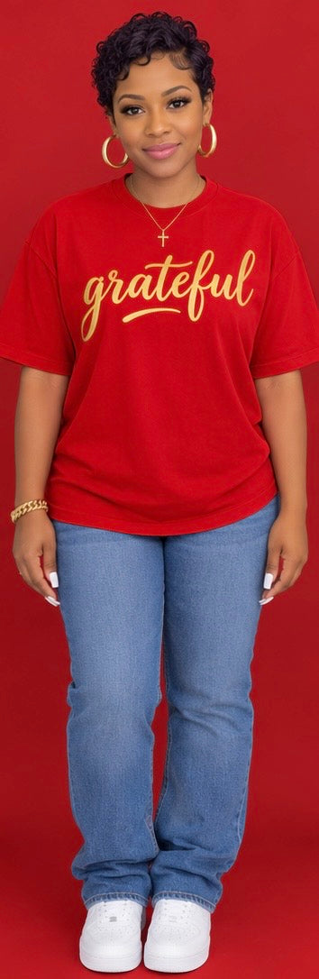 100% Cotton Women’s Grateful Graphic Tee – Short-sleeve T-shirt featuring an elegant gold foil cursive “Grateful” print, a classic crew neckline, and a relaxed, loose fit. Perfect for everyday wear, casual outings, and stylish streetwear looks.