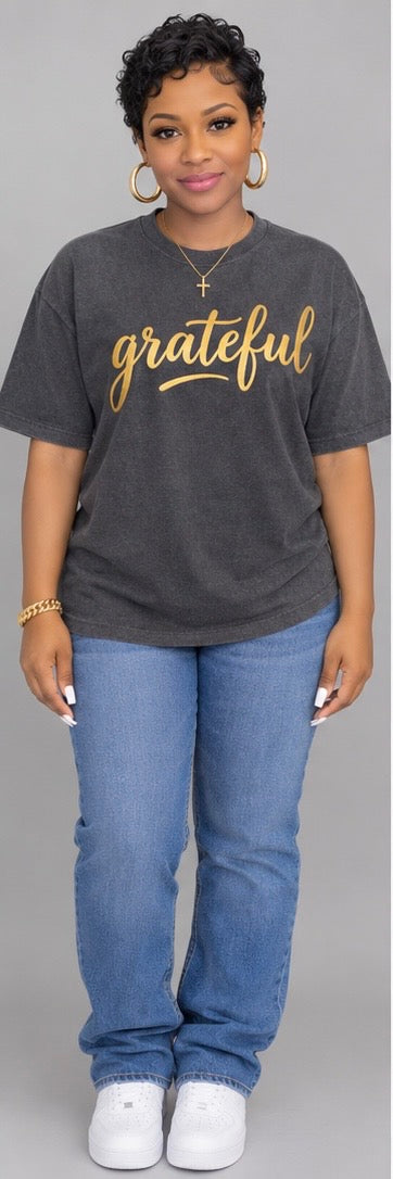 100% Cotton Women’s Grateful Graphic Tee – Short-sleeve T-shirt featuring an elegant gold foil cursive “Grateful” print, a classic crew neckline, and a relaxed, loose fit. Perfect for everyday wear, casual outings, and stylish streetwear looks.