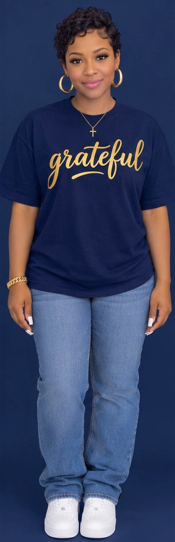 100% Cotton Women’s Grateful Graphic Tee – Short-sleeve T-shirt featuring an elegant gold foil cursive “Grateful” print, a classic crew neckline, and a relaxed, loose fit. Perfect for everyday wear, casual outings, and stylish streetwear looks.